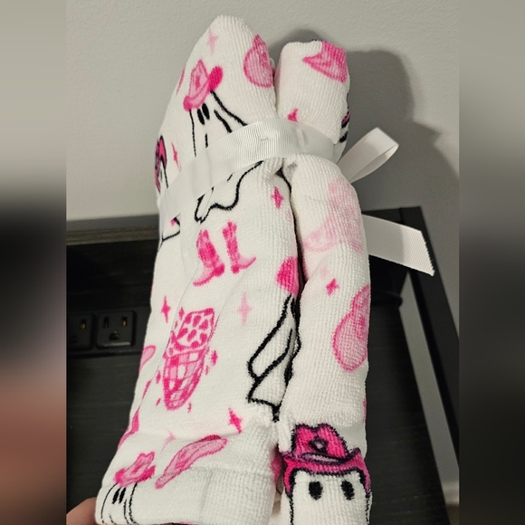 🔥👻 "Let's Go Ghouls" Pink Cowgirl Ghost, Set of 4 Hand Towels by Truly Lou NWT - Picture 7 of 7